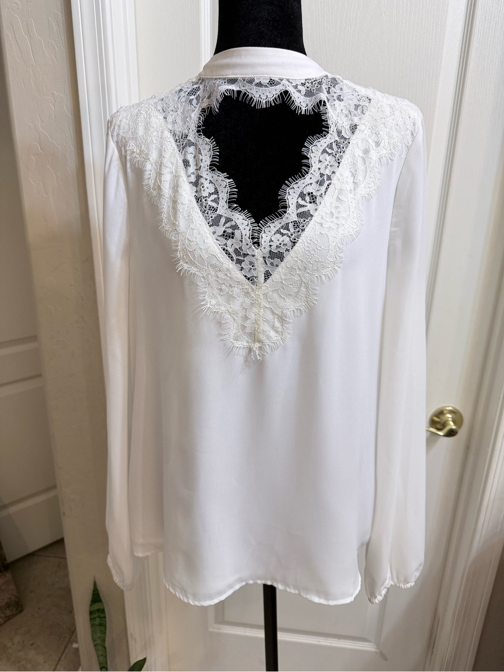 WAYF White Satin Eyelash Lace V-Back Long Sleeve Blouse Size M